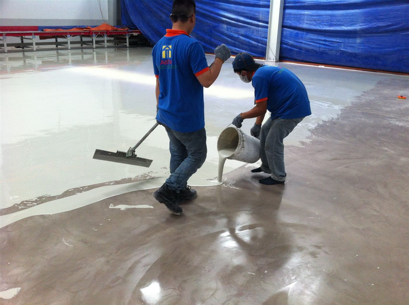 Đội ngũ ANTINCORP đổ và san epoxy tự san phẳng 6mm tại DHL Logistics Tân Sơn Nhất