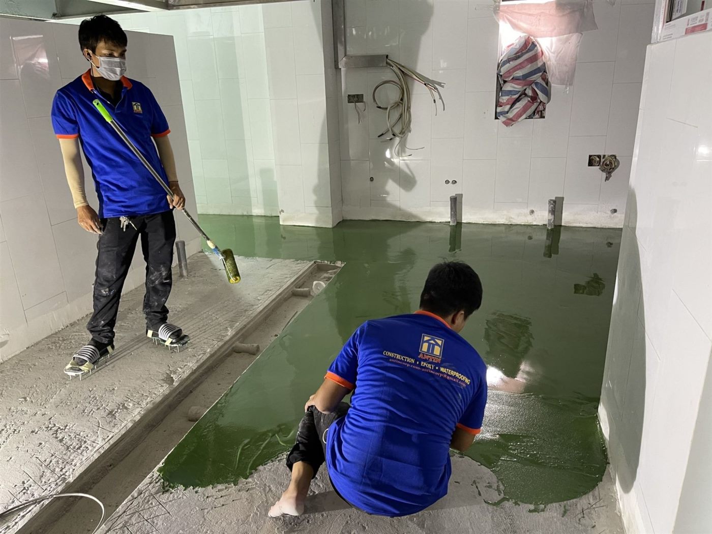 Đội ngũ ANTINCORP lăn lớp phủ sàn PU khu căn tin Bệnh viện FV