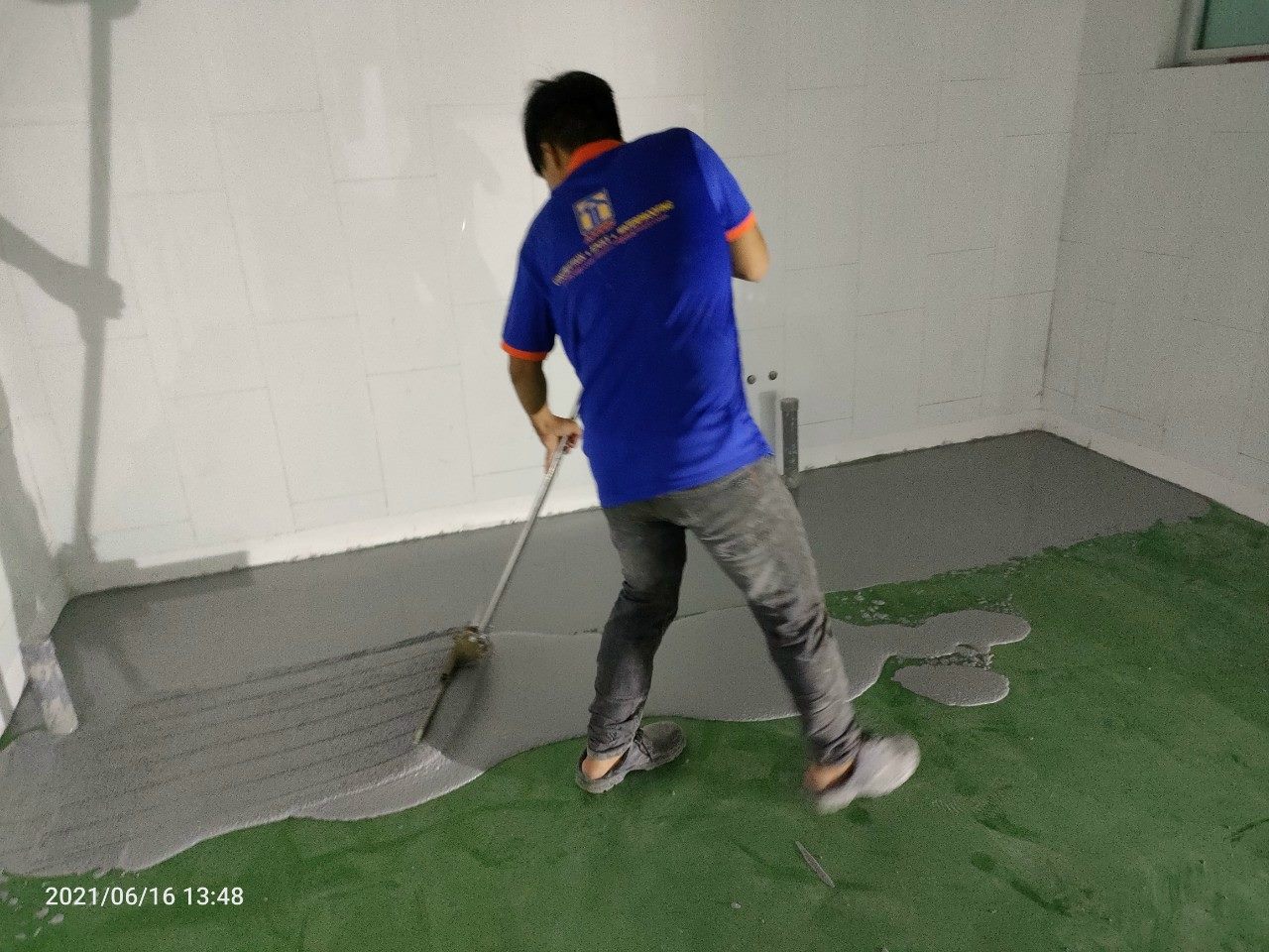 Kỹ thuật viên ANTINCORP san vật liệu sàn PU 6mm tại căn tin Bệnh viện FV
