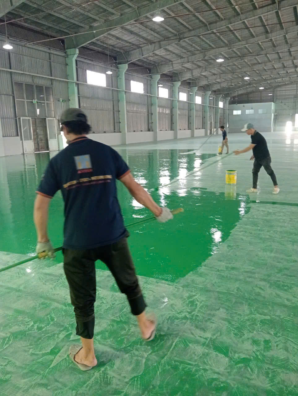 Đội ngũ ANTINCORP thi công sàn epoxy nhà xưởng