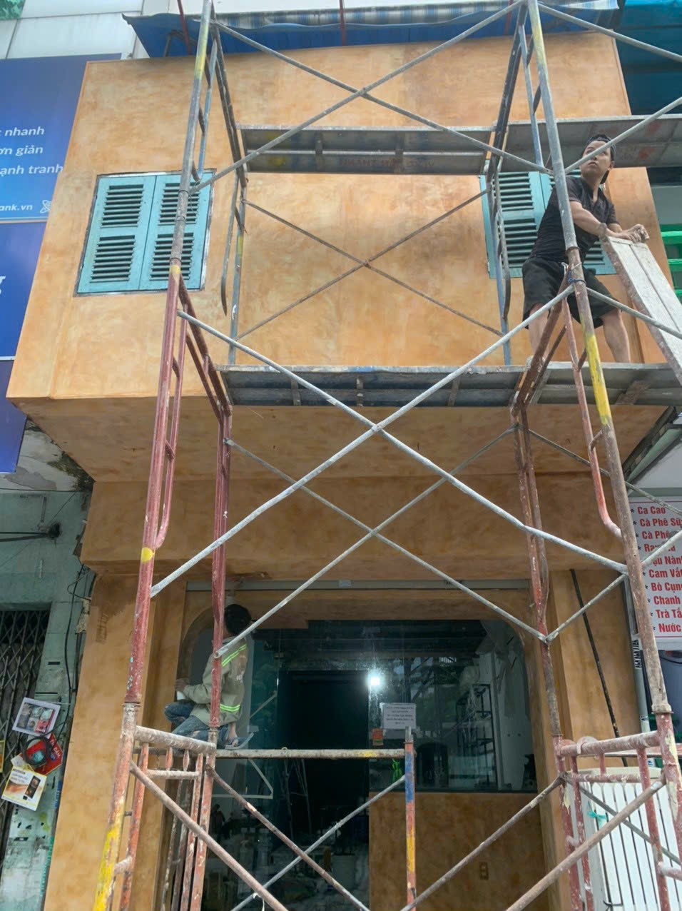 Đội ngũ ANTINCORP thi công hoàn thiện bề mặt