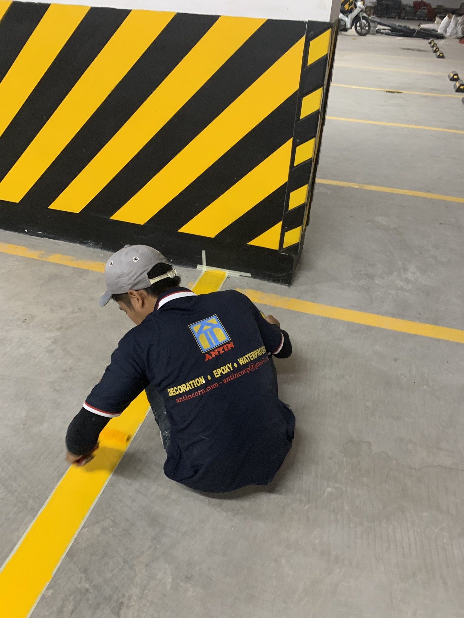 Nhân viên ANTINCORP thi công kẻ vạch an toàn