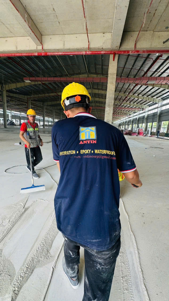 Đội ngũ ANTINCORP xử lý bề mặt sàn nhà xưởng