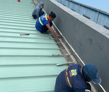 SỬA CHỮA CHỐNG DỘT MÁI TÔN – GIẢI PHÁP HIỆU QUẢ BẢO VỆ CÔNG TRÌNH KHI MÙA MƯA ĐẾN